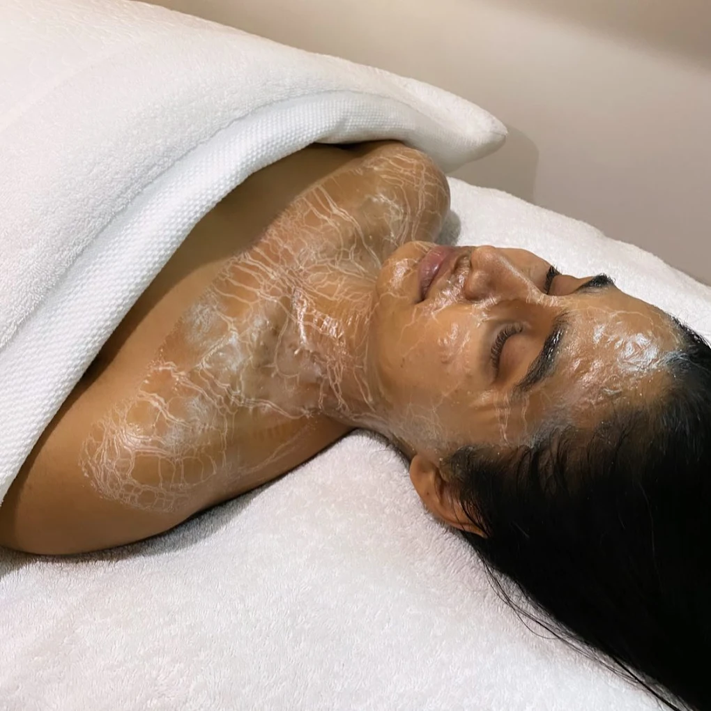 Skin by Kamé facial contouring treatment moment