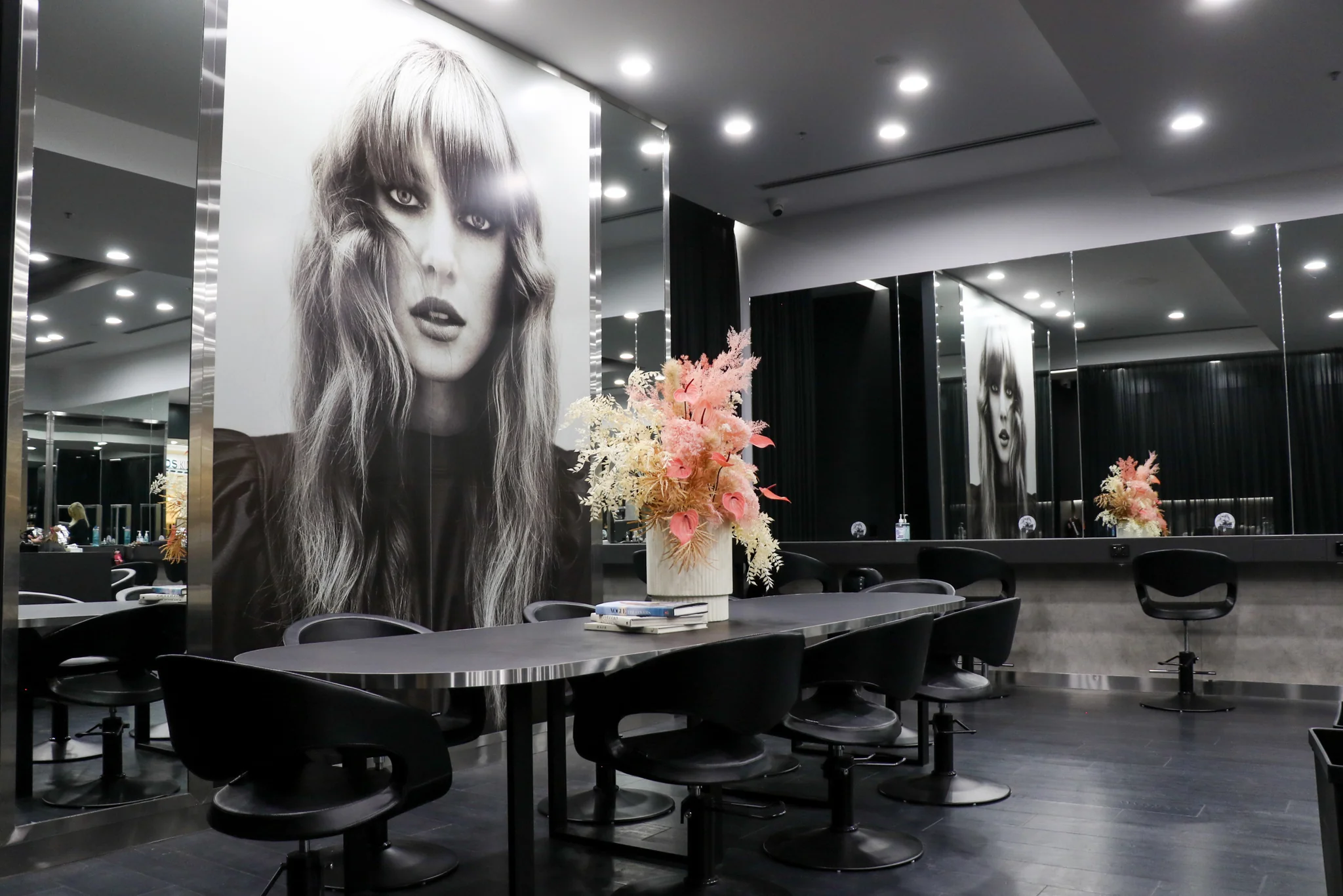 Oscar Oscar Salons — arched mirror interior